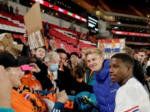 De Jong tiếp tục like bài đăng liên quan đến Man Utd