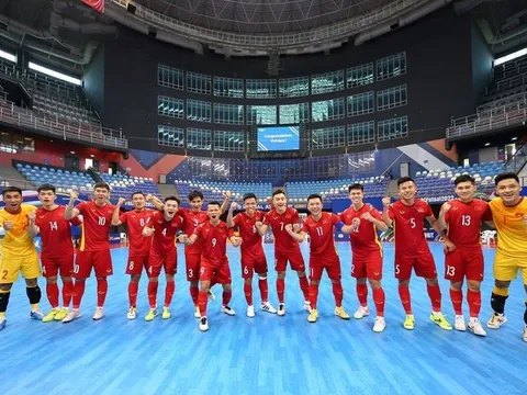 Futsal Việt Nam vào tứ kết châu Á; Thầy Park đàm phán hợp đồng mới
