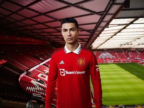 Ronaldo chụp ảnh áo mới cho M.U, chưa thể chốt tương lai vì chi tiết lạ