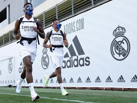 Tại sao các ngôi sao Real Madrid đeo mặt nạ khi tập luyện?