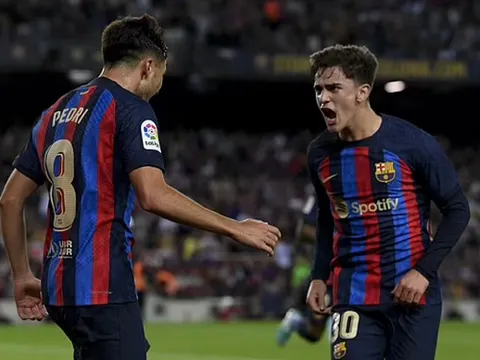 Gà son Pedri mang Barca lên đỉnh La Liga