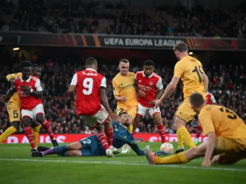 Gabriel Jesus thoát khỏi "thập diện mai phục" theo cách khó tin