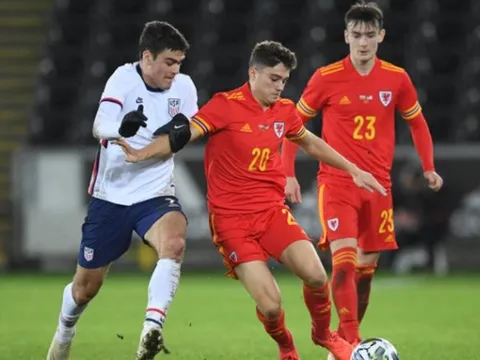 Không có Giggs, Xứ Wales hòa nhạt nhẽo, Bale lôi MacBook ra xem