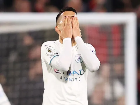 Gary Neville chỉ ra điểm thua thiệt của Man City so với Liverpool