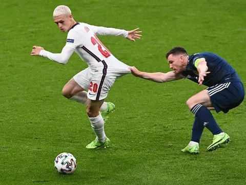 Gary Neville công kích tuyển Anh thậm tệ