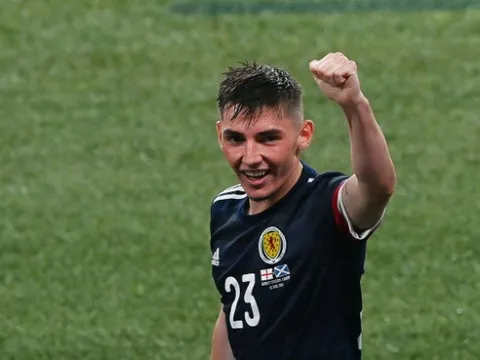 Gary Neville khen Billy Gilmour hay hơn cả Kalvin Phillips