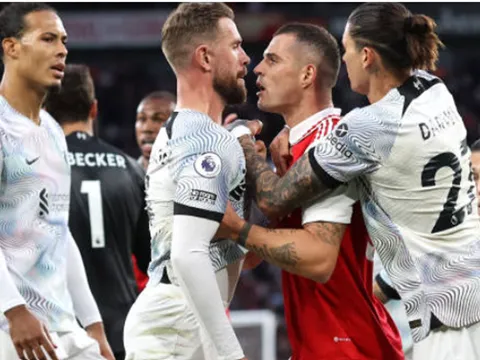 Gây sự với Gabriel, Xhaka giải quyết Henderson