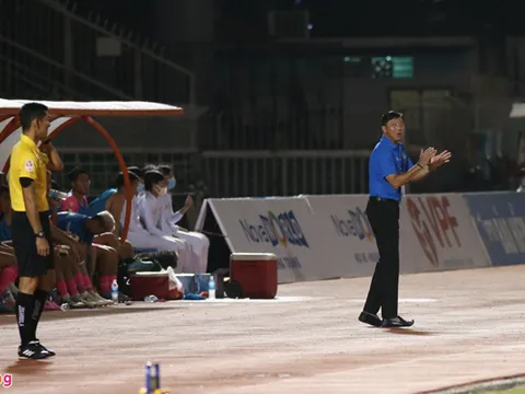 GĐKT Lê Huỳnh Đức vỗ tay mỉa mai trọng tài