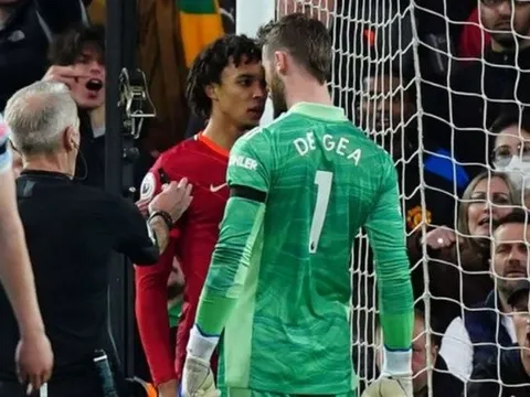 De Gea nổi cáu với Alexander-Arnold sau bàn thua ở phút thứ 5