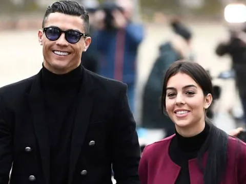 Bạn gái Ronaldo: 'Có quá nhiều người ghen tị với chúng tôi'
