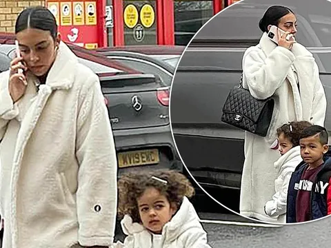 Georgina vác bụng bầu đến Old Trafford, chứng kiến fan nữ đòi hôn Ronaldo