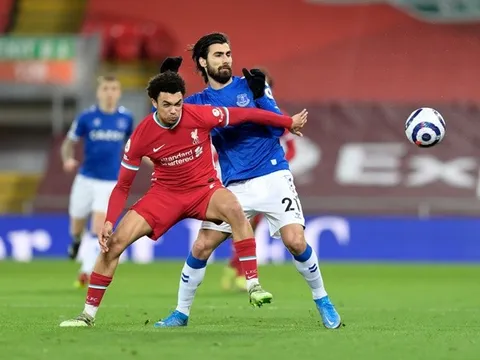 'Máy tạt' Liverpool tụt dốc khó tin, Gerrard liền phản đối HLV Tam Sư