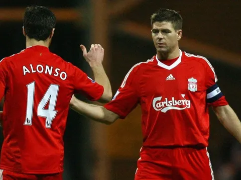 Gerrard nhận câu trả lời từ Xabi Alonso và Luis Suarez
