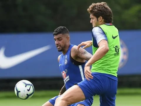 Thay Ashley Young, Conte nhắm bộ đôi "người thừa" của Chelsea