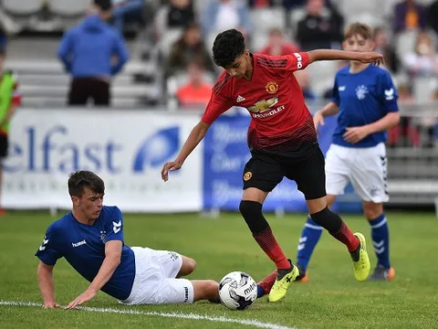 Zidane Iqbal - nhạc trưởng trẻ tuổi của Man Utd là ai?