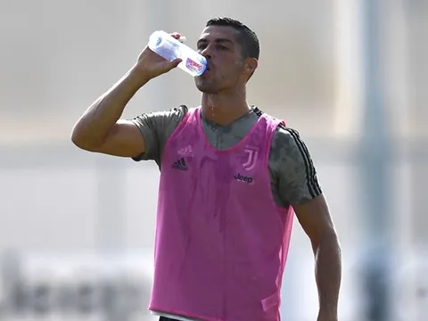 “Ronaldo biết tất cả giá trị dinh dưỡng có trong 1 chai nước”