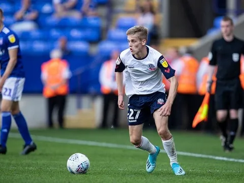 Bolton gặp khó, nguy cơ mất ''ngọc quý'' vào tay cựu vương Premier League