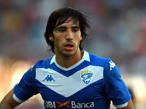 Theo đuổi Pirlo 2.0, Man United nhận ngay "trái đắng"