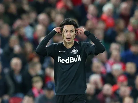 Vừa volley ''cháy lưới'' Adrian, sao Nhật Bản đã được Liverpool đưa vào tầm ngắm