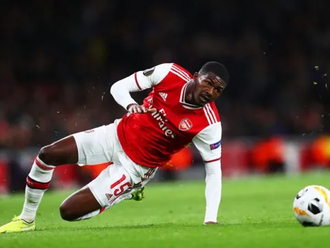 "Cẩu thả và lười biếng, cậu ta đang lãng phí tài năng tại Arsenal"