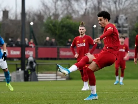 SỐC! 'Kỷ lục gia' Liverpool bị đồng đội mắng thẳng mặt: "Câm miệng lại"