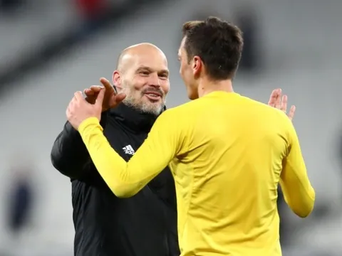 "Nếu Arsenal cần sáng tạo, cái chân trái của Ozil rất tuyệt vời"
