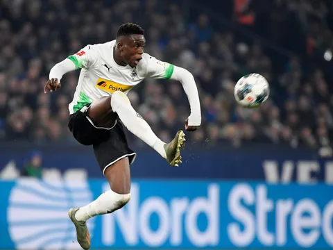 Tân binh đầu tiên đang trên đường tới Man Utd