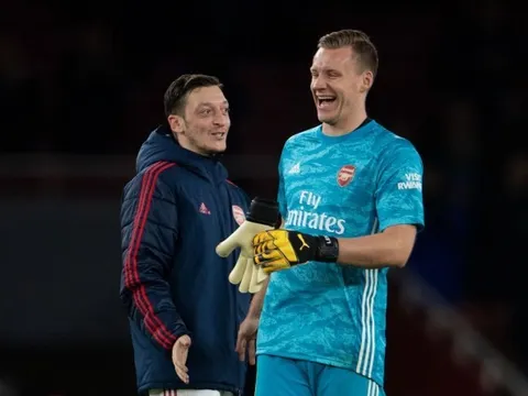 Đồng đội tiết lộ thái độ không tưởng của Mesut Ozil ở Arsenal