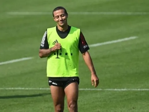 Với 1 hành động, Man Utd “giúp” Liverpool tiến gần đến Thiago