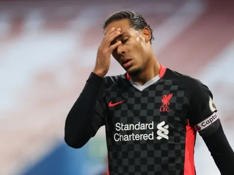 Jamie Carragher: "Trận thua điên rồ. Tôi không thể tin Van Dijk đã thi đấu"