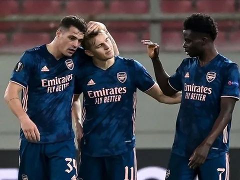 Mikel Arteta phản ứng lạ sau khi Odegaard nã đại bác kinh hoàng