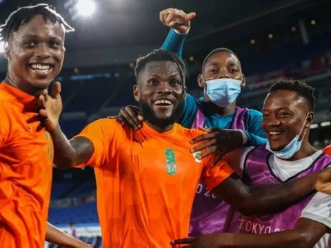 Bộ đôi Man Utd xuất trận, Bờ Biển Ngà hạ gục ông lớn châu Á