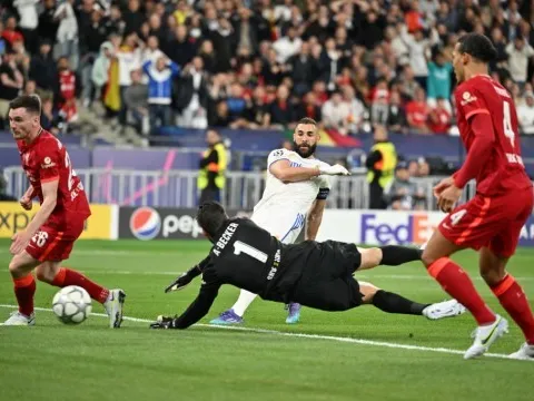 Vì sao bàn của Benzema vào lưới Liverpool không hợp lệ?