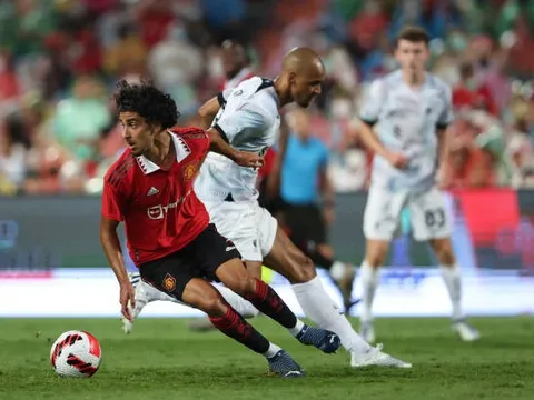 Hạ Liverpool, Zidane Iqbal gửi lời nhắn đến Ten Hag