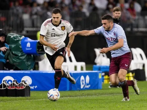 Phản ứng của Dalot khi Ten Hag 'sấy tóc' phòng thay đồ M.U