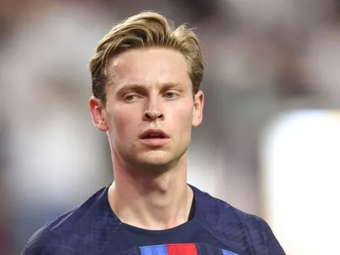 Nội bộ M.U tiết lộ cho Harry Redknapp tin sốc về De Jong