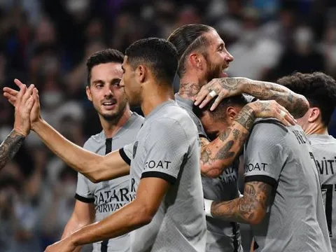 Neymar ăn vạ thô thiển trong trận giao hữu ở Nhật