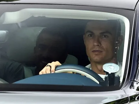 Ronaldo hỏi thăm cầu thủ M.U một chuyện trước khi đàm phán