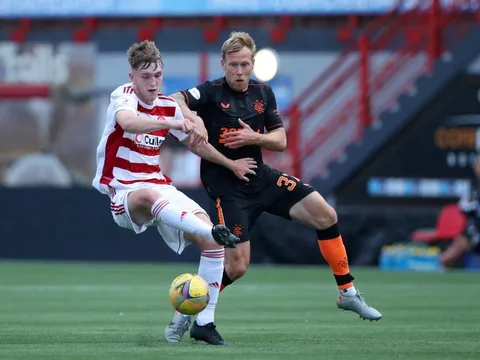 Thay thế Phillips, Liverpool nhắm ngôi sao đa năng 19 tuổi