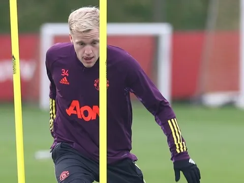 Neville: “Cậu ta không biết mình đang làm gì ở Man Utd”