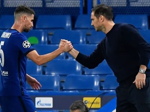 Lampard gặp khó khăn ở Chelsea, đồng đội cũ lên tiếng bênh vực
