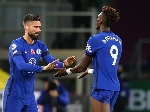 Giroud bị đối xử tệ, người đại diện gửi lời cảnh báo đến Chelsea