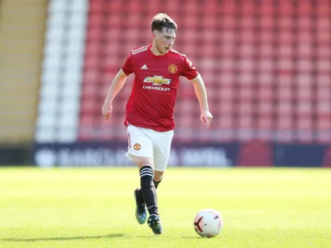 XONG: 'Máy chạy' 18 tuổi rời M.U, đầu quân cho đối thủ