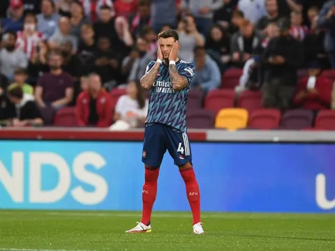 Neville chê 1 cái tên Arsenal sau trận thua Brentford