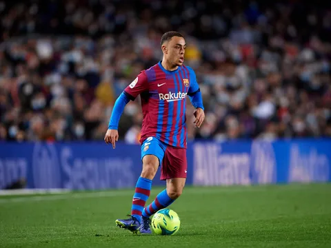 Barca ra giá bán đứt hậu vệ 21 tuổi cho Chelsea