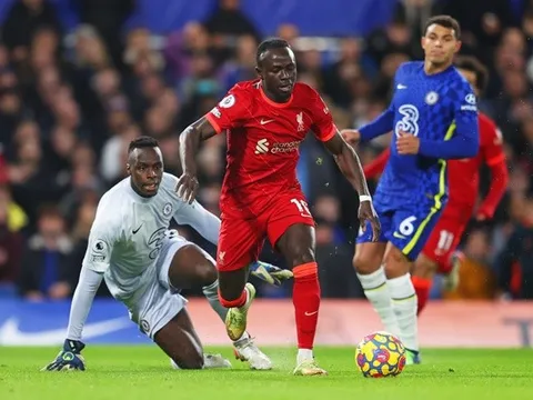 Sao Liverpool may mắn không bị đuổi khỏi sân