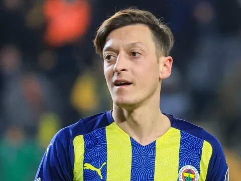 Bật HLV, Mesut Ozil bị cấm thi đấu "vô thời hạn"