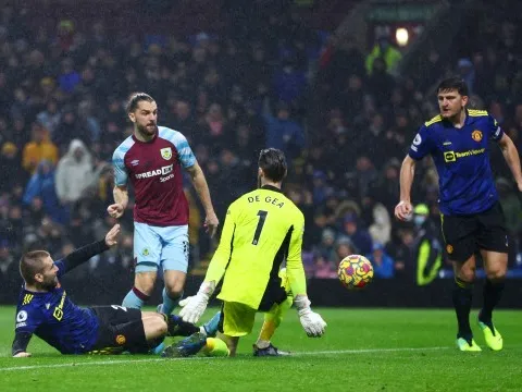 "Harry Maguire tệ hại, may mắn còn ở lại trên sân"