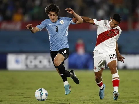 Sao trẻ M.U trong số 3 cầu thủ hay nhất, giúp Uruguay có vé đi World Cup