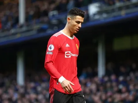 "Ronaldo nhìn Man Utd và tự nhủ sao tôi lại đến đây"